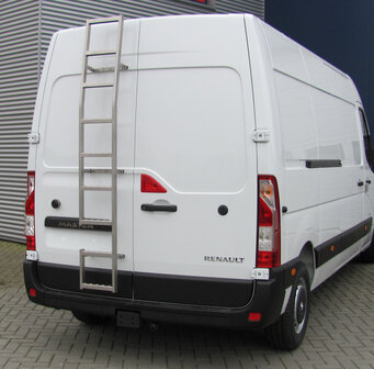 RVS Ladder Peugeot Boxer (&#039;06&gt;), 180&deg; deur, H2, ingekort t.b.v. achteruitrijcamera, montage rechts op linker deur