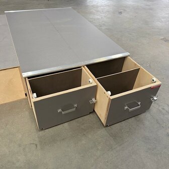 Voorraad nr. 502: Bodembak achterdeur optie met 3 laden + zijdeur optie met 2 wissel-laden incl. rol-elementen 