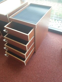 Documentenbak tussen voorstoelen met 4 laden