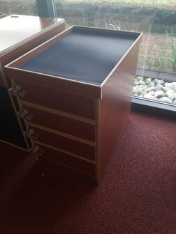Documentenbak tussen voorstoelen met 4 laden