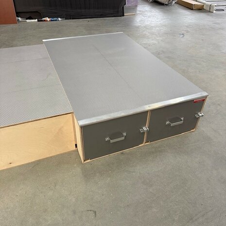 Voorraad nr. 502: Bodembak achterdeur optie met 3 laden + zijdeur optie met 2 wissel-laden incl. rol-elementen 