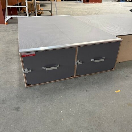 Voorraad nr. 502: Bodembak achterdeur optie met 3 laden + zijdeur optie met 2 wissel-laden incl. rol-elementen 
