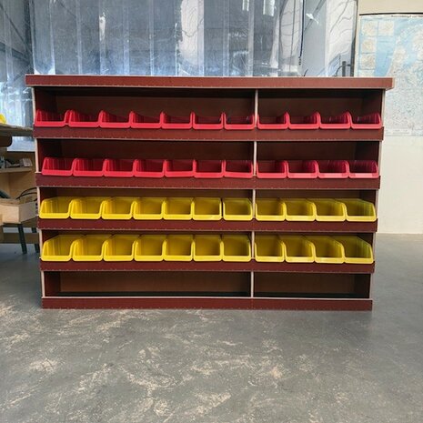 Voorraad nr. 400: Linkerzijde stelling met bakken