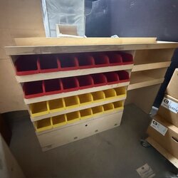 Voorraad nr. 516: Linkerzijde stelling met bakken en legbord gedeelte Connect L1 t/m 2024